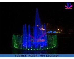 Đài phun nước trên hồ thị trấn Vụ Bản - Lạc Sơn - Hòa Bình