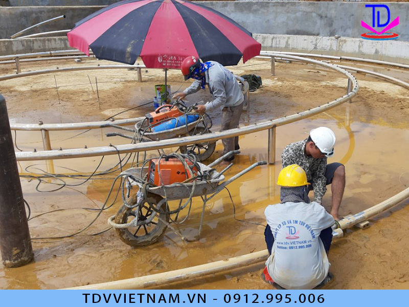 Lắp đặt đường ống cấp nước cho đài phun